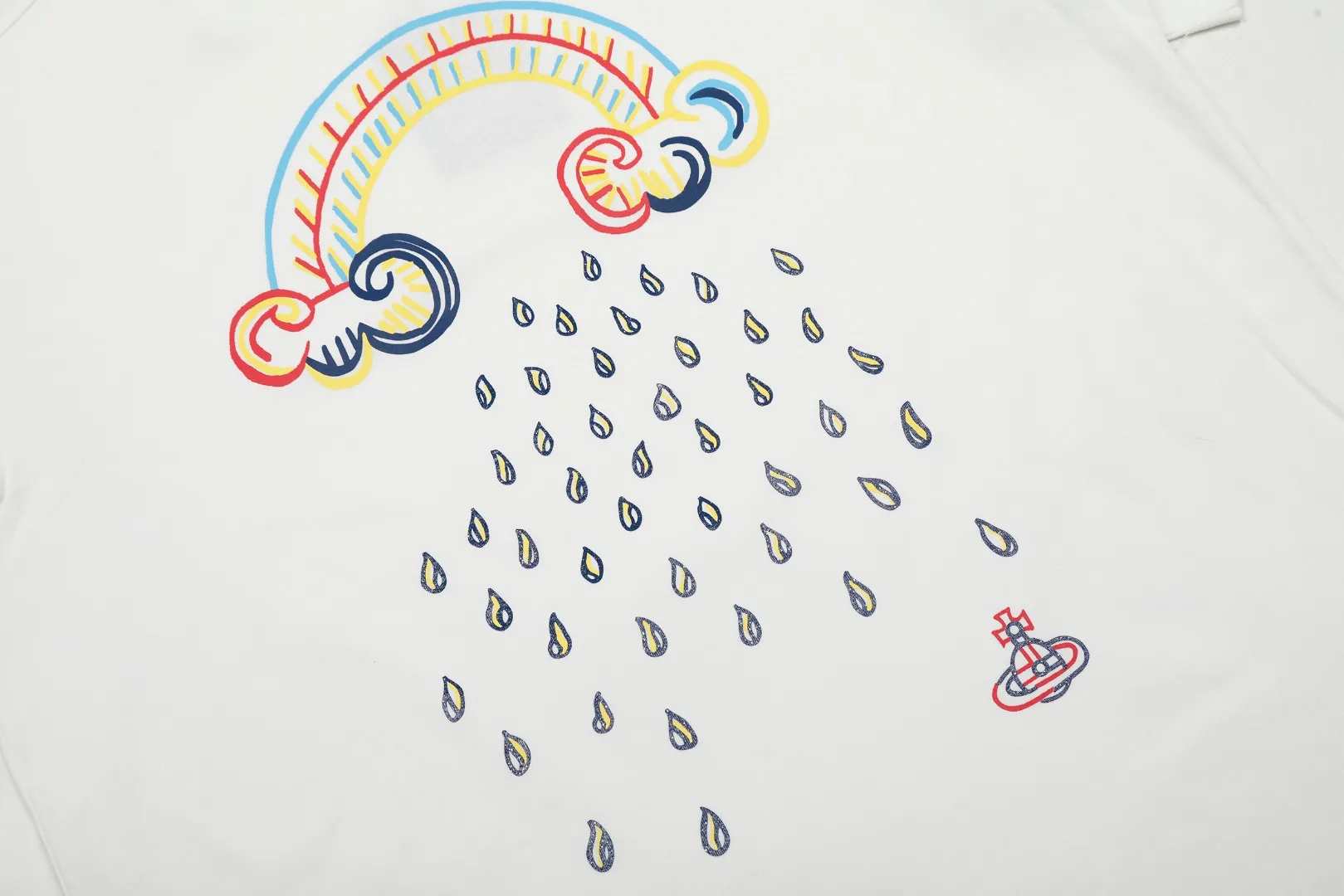 VIVI 140# "Exclusive style" vivienne west wood, Queen Mother of the West, Vivienne, Saturn personalized rainbow printed short sleeves. The new fabrics have been machine washed at high temperature + water twice. The only one in the entire network that achieves 0 shrinkage. The Solona thread is arranged. The threaded neckline does not deform. It is tight and dense. Comparisons are welcome. The full series of correct accessories. Every detail is completely restored and can be stretched directly.